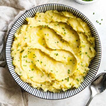 Mashed potatoes in a bowl.