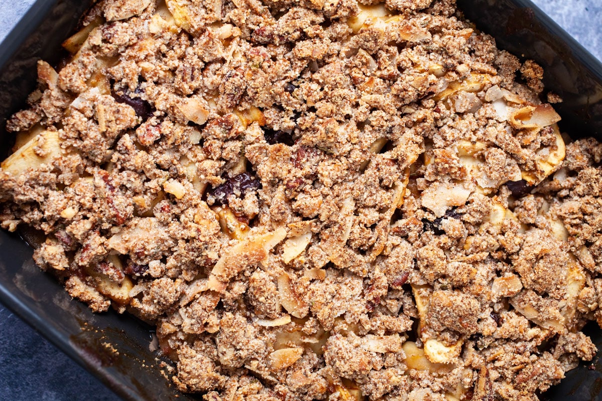 An no oats baked apple crumble mixture arranged in a baking pan.