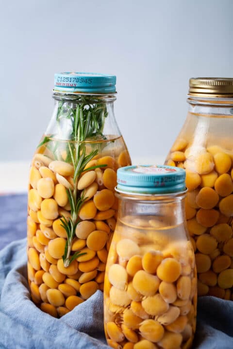 Frijoles altramuces remojados en salmuera en frascos de vidrio con tapa.