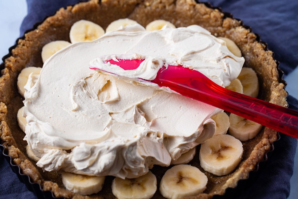 A no-bake tart crust is topped with sliced bananas and mascarpone cheese.