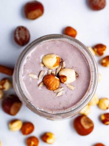 Creamy nut smoothie with hazelnuts.