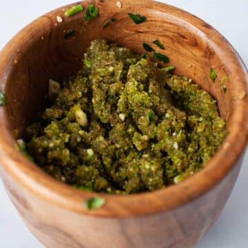 Picada pesto in a small bowl.