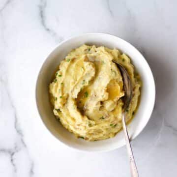 Mashed potatoes in a bowl.