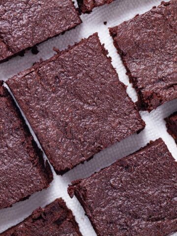 Squared chocolate brownies sorted on a napkin.
